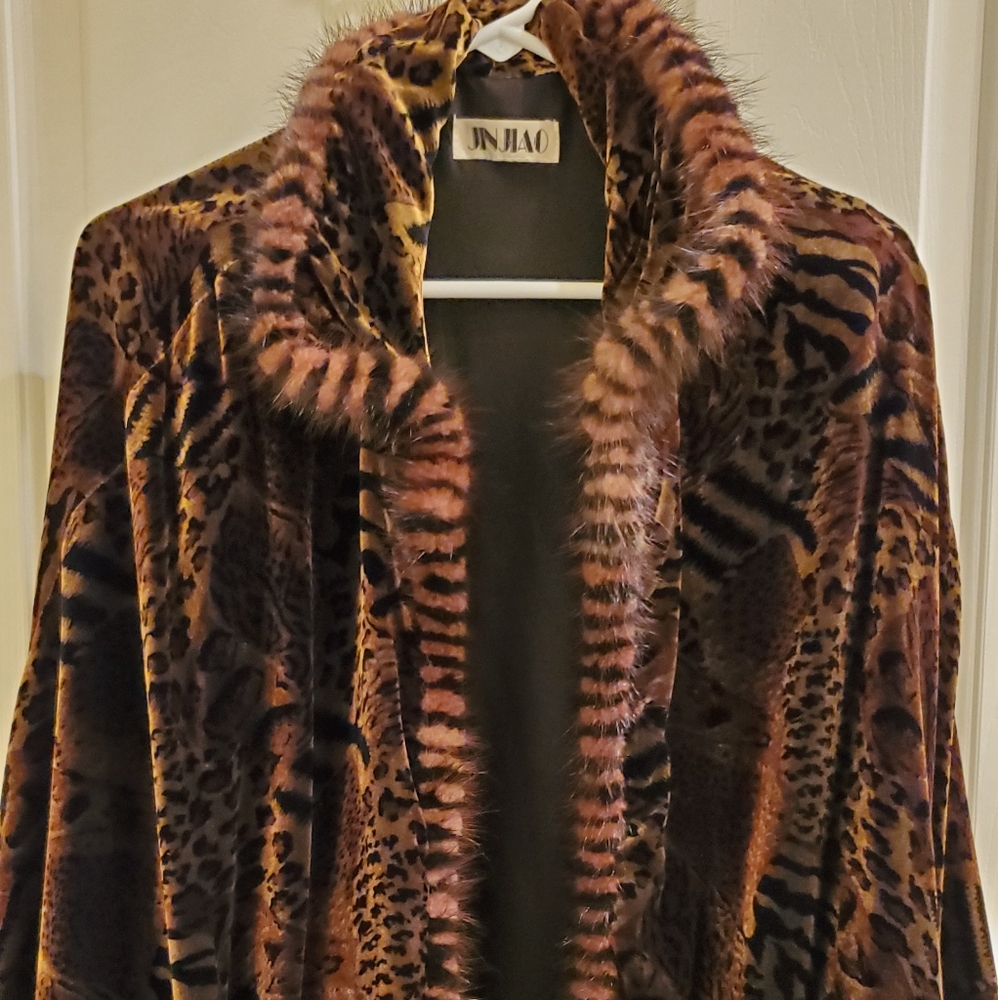 Animal Print Cape - Picture 3 of 4